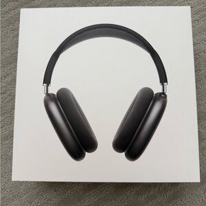 NWOT- Apple AirPods Max in Midnight / black